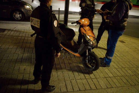 Des policiers de l'unité territoriale de quartier (UTEQ) vérifient les papiers d'un conducteur de scooter lors d'une patrouille dans le quartier du Mas-du-Taureau, le 24 mars 2010 à Vaulx-en-Velin (Rhône).