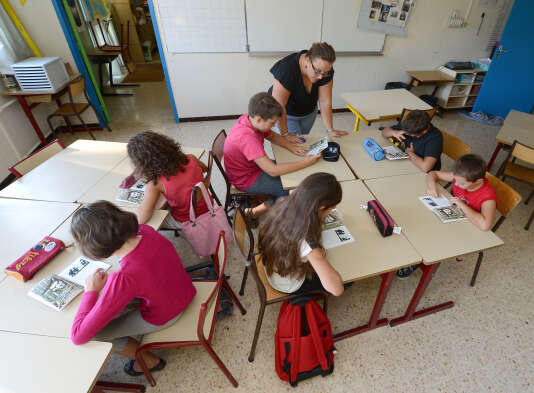 Des écoliers effectuent un exercice de lecture dans une école de Vitrolles.