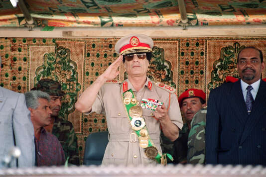 Mouammar Kadhafi salue les troupes lors d’une défilé militaire à Tripoli, à l’occassion du 25e anniversaire de son arrivée au pouvoir, le 1er septembre 1994.