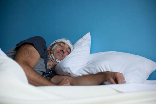 Un patient souffrant d'une pathologie liée au sommeil pendant des tests itératifs de latences d'endormissement (TILE).