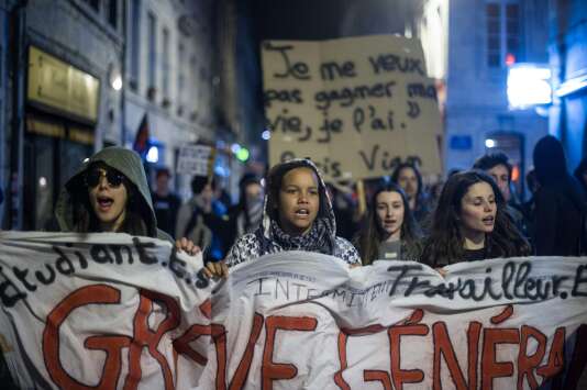Lors d'une manifestation de Nuit debout, le 14 avril, à Besançon (Doubs).