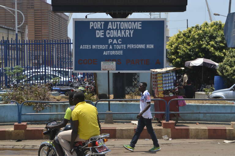 Devant l’entrée du port de Conakry.