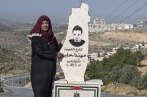 Souheir Halabi, mère d’un « martyr » palestinien, devant une stèle à sa gloire, érigée sur les lieux de son ancienne maison. Son fils, Mouhannad, a été tué après avoir poignardé à mort deux Israéliens, en octobre 2015.