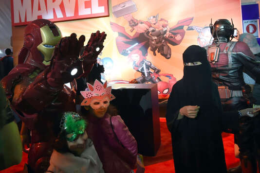 Saudijski djeca poza s čovjekom odjeven kao Iron Man tijekom Comic-Con održava u Jeddah, 16. veljače 2017. godine.