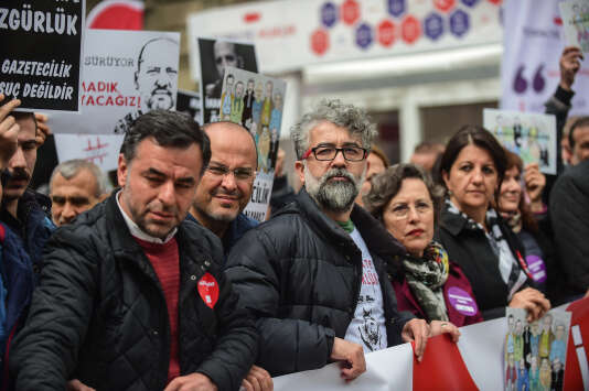 Erol Önderoglu (au centre) défile pour la liberté de la presse, le 9 avril, à Istanbul.