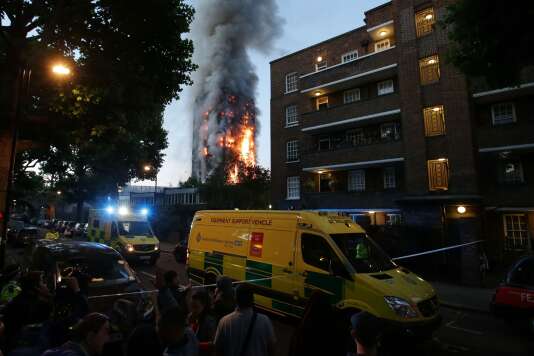 Deux cents pompiers tentaient mercredi matin de venir à bout de l’incendie qui ravage une tour d’habitation de 27 étages dans l’ouest de Londres.