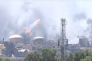 Capture d’écran de la vidéo tournée à Mossoul, le 3 juin, par Kurdistan 24, montrant des explosions d’obus et la retombée de flammèches incendiant les immeubles.