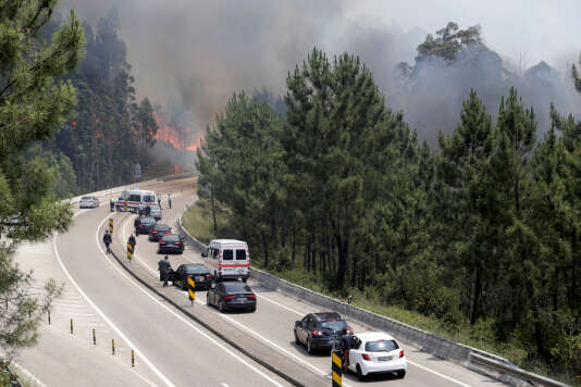 Des véhicules officiels sur l’autoroute IC8, à proximité des flammes, près de Pedrogao Grande (Portugal), le 18 juin 2017.