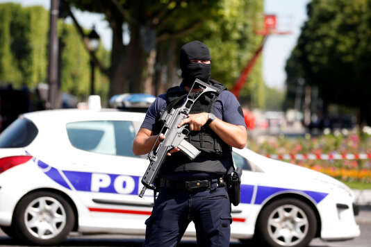 Un policier masqué sur les Champs-Elysées, lundi 19 juin.