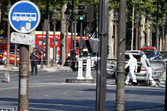 Sur les Champs-Elysées, le 19 juin.