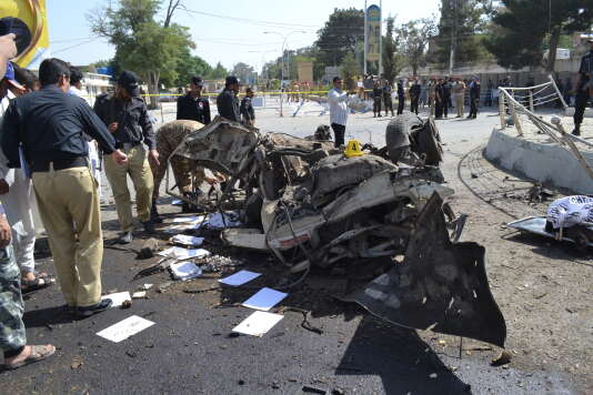 Des policiers pakistanais sur les lieux de l’attentat de Quetta, le 23 juin 2017.