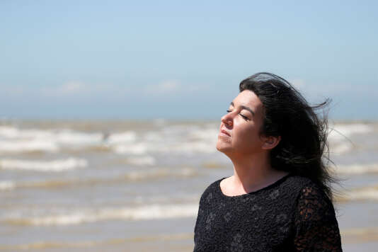 Béatrice Huret, passeuse d’un migrant iranien, sur la plage de Dannes (Pas-de-Calais), le 15 juin.