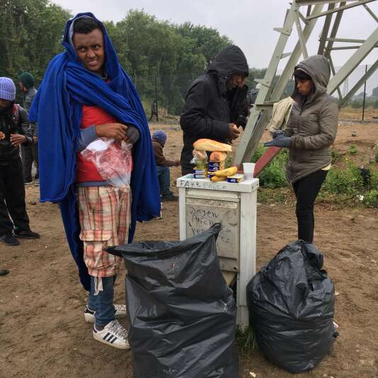 Ce jeune érythréen de 16 ans demande à pouvoir prendre une douche, le 28 juin 2016, dans la zone industrielle des Dunes, à Calais, lors d’une distribution de nourriture par une association.