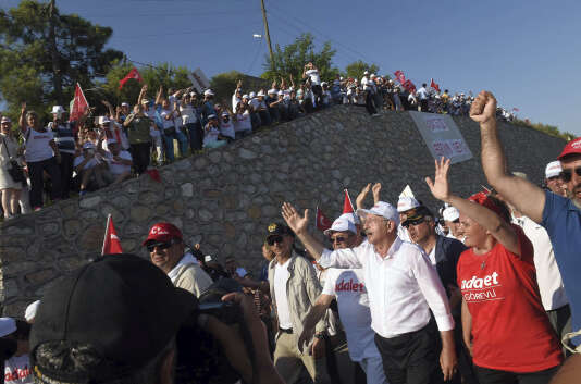 La population salue le passagede Kemal Kiliçdaroglu, le chef du CHP  (au centre), à Izmit, dans la banlieue sud-est d’Istanbul, lors de la Marche pour la justice, dimanche 2 juillet.