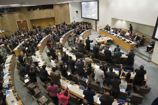 Des délégués des Nations unies applaudissent après l’adoption d’un traité interdisant totalement les armes nucléaires, le 7 juillet 2017, au siège de l’organisation, à New York (Etats-Unis).