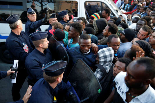 Lors de l’évacuation des migrants à la porte de la Chapelle à Paris, le 7 juillet.