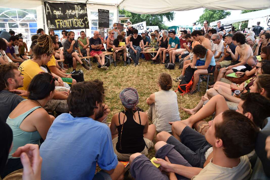 Debate at the rally of the opponents of the Notre-Dame-des-Landes airport project on 8 July.