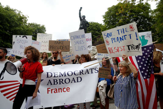 Des Américains expatriés faisaient partie des manifestants opposés à la venue de Donald Trump à Paris. PASCAL ROSSIGNOL / REUTERS 