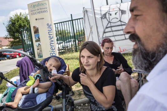 Une partie du personnel de l'EHPAD les Opalines de Foucherans (Jura) est en grève depuis plus de 70 jours. Sont dénoncées des conditions de travail incompatibles avec le respect de la dignité des patients et une absence de dialogue avec la direction. Foucherans le 16 juin