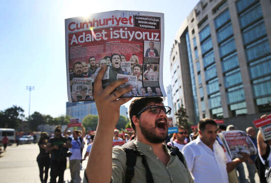 Manifestation en soutien des journalistes du journal turc « Cumhuriyet »,  près du palais de justice d’Istanbul, le 24 juillet 2017. Sur la une du quotidien est écrit : « Nous voulons la justice ».