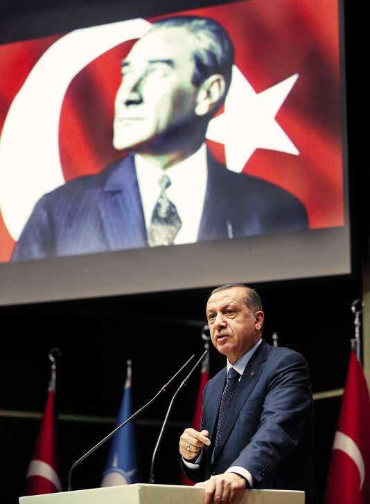 Recep Tayyip Erdogan, sous un portrait d’Atatürk, à Ankara, en mai 2017. Président de la Turquie de 1923 à 1938, le pro-occidental Mustafa Kemal, dit Atatürk, avait instauré un Etat laïque et prônait un encadrement de la religion.