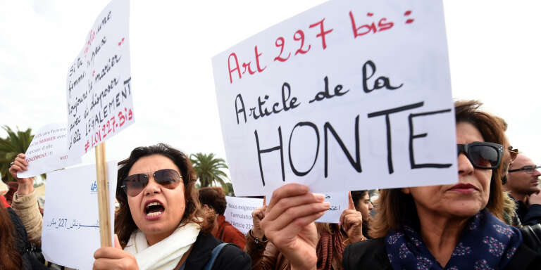 En décembre 2016, à Tunis, des femmes manifestent après qu’un tribunal a approuvé le mariage d’une fille de 13 ans avec un proche qui l’a mise enceinte.