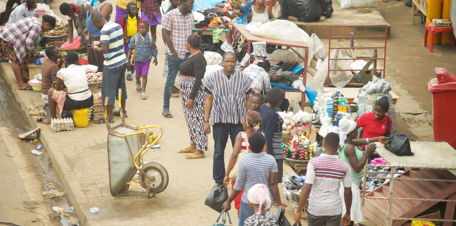 Sesinam Dagadu (au centre), le fondateur de SnooCode, dans une rue d'Accra, capitale du Ghana, en juillet 2017.