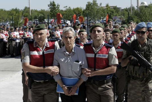 La police paramilitaire turque et des membres des forces spéciales escortent l’ancien commandant de l’armée de l’air Akin Özturk, le 1er août 2017, devant le tribunal chargé de juger les suspects censément impliqués dans le coup d’Etat manqué du 15 juillet 2016.