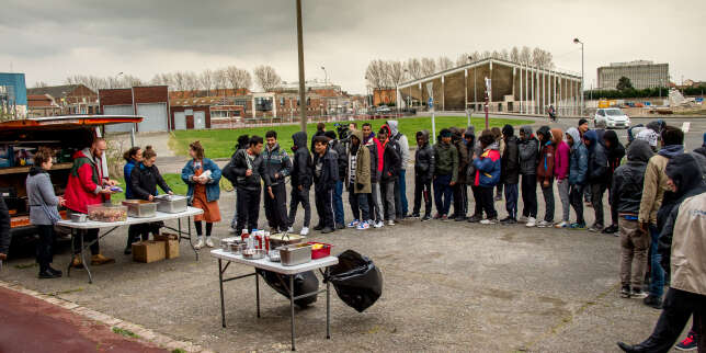 Distribution de nourriture à des migrants de Calais, en mars 2017.