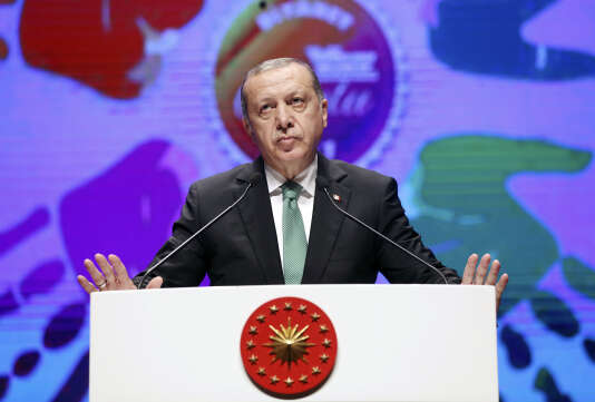 Le president Recep Tayyip Erdogan adresse un discours à ses supporteurs à Istanbul, le samedi 5 août 2017.