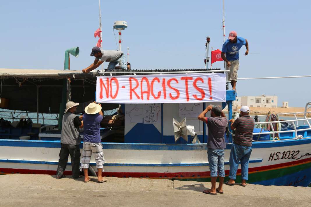 Des pêcheurs tunisiens prêts à empêcher le C-Star d’accoster dans un des ports du pays.