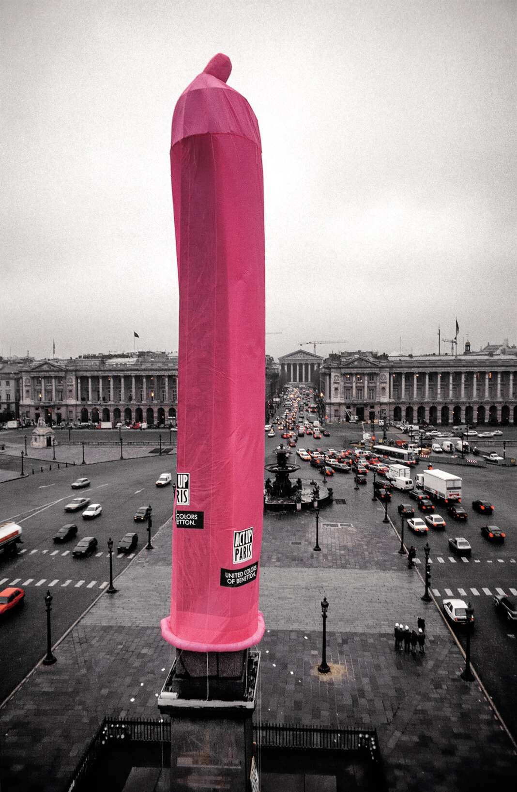 L’action la plus emblématique d’Act Up reste la pose d’un préservatif géant sur l’Obélisque de la Concorde, en décembre 1993.