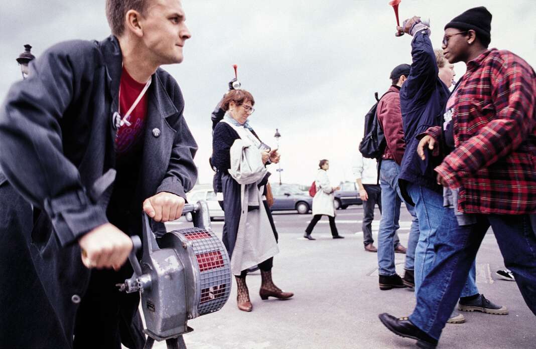Manifestation d’Act Up lors de la pose de la capote géante sur l’Obélisque, en décembre 1993.
