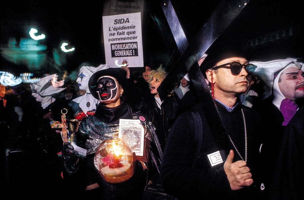 Avec les Sœurs de la perpétuelle indulgence, lors de la Journée mondiale de lutte contre le sida, en 1994.