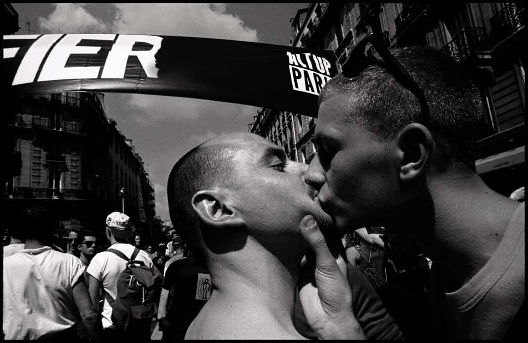Baiser sous la banderole d’Act Up lors de la Gay Pride du 24 juin 1995.