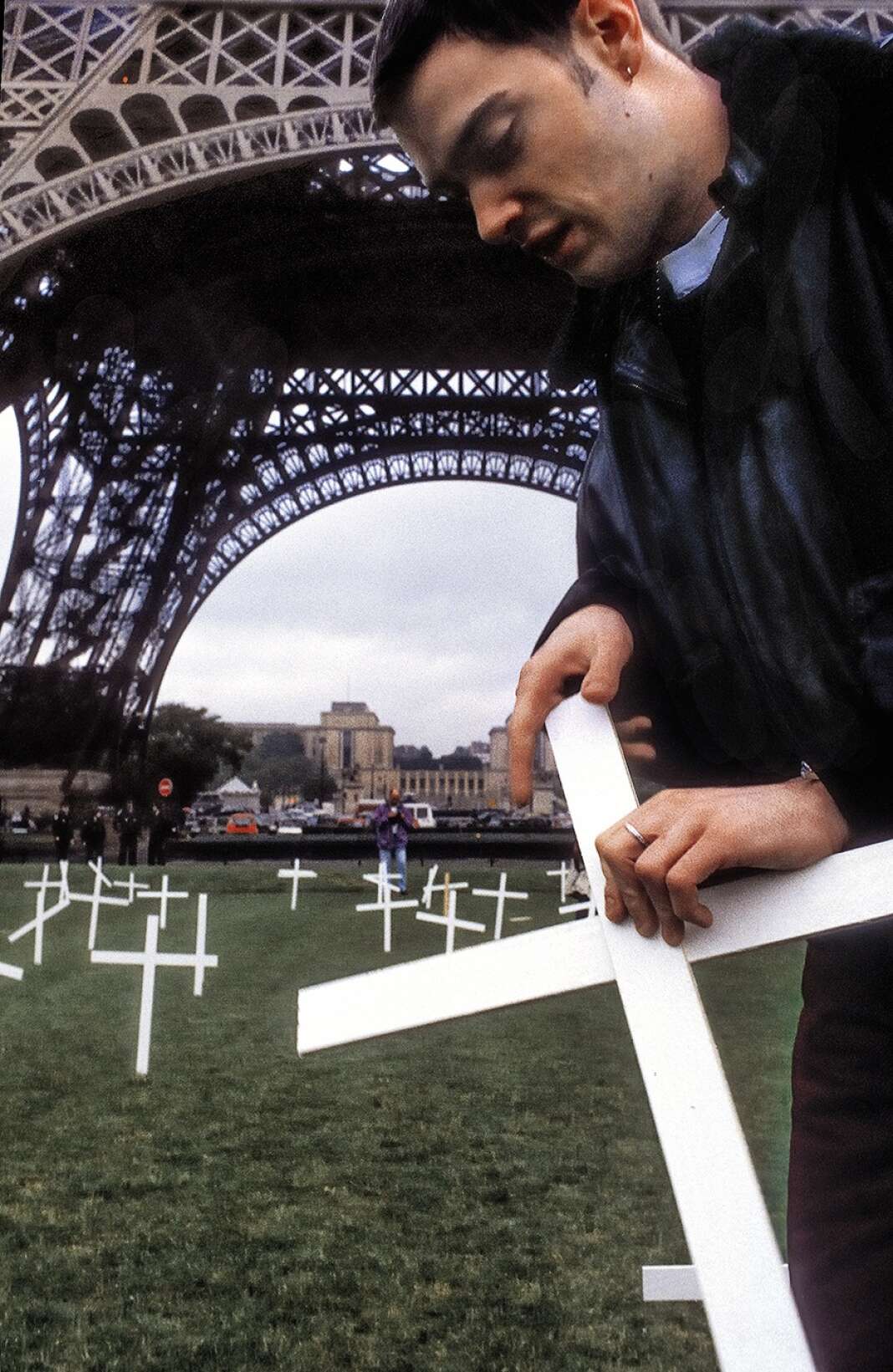 Premier « zap » du 21 mai 1994, décrété par Act Up Journée du désespoir : des militants installent sur le champ de mars des croix symbolisant les morts du sida.