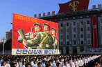 Rassemblement à Pyongyang, le 9?août 2017. Sur le panneau, on peut lire?: «?Protéger notre pays jusqu’à la mort?» et «?Les cœurs de millions de personnes sont en train de brûler?!?».