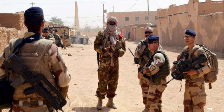 Des soldats français de l’opération « Barkhane », accompagnéz d’anciens rebelles touareg, patrouillent à Kidal, dans le nord du Mali, le 25 octobre 2016.