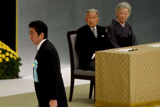 Shinzo Abe et le couple impérial lors de la commémoration de la fin de la guerre du Pacifique, à Tokyo, le 15 août.