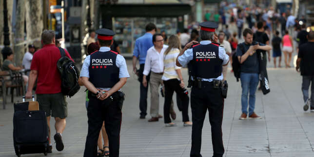 Les forces de l’ordre sont toujours déployées, vendredi 18 août, sur les Ramblas à Barcelone.