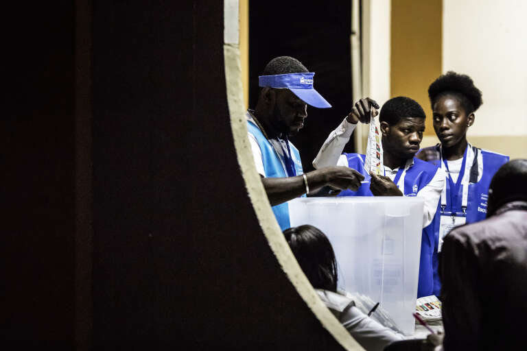 Opération de dépouillement dans un bureau de vote de Luanda, le 23 août 2017.
