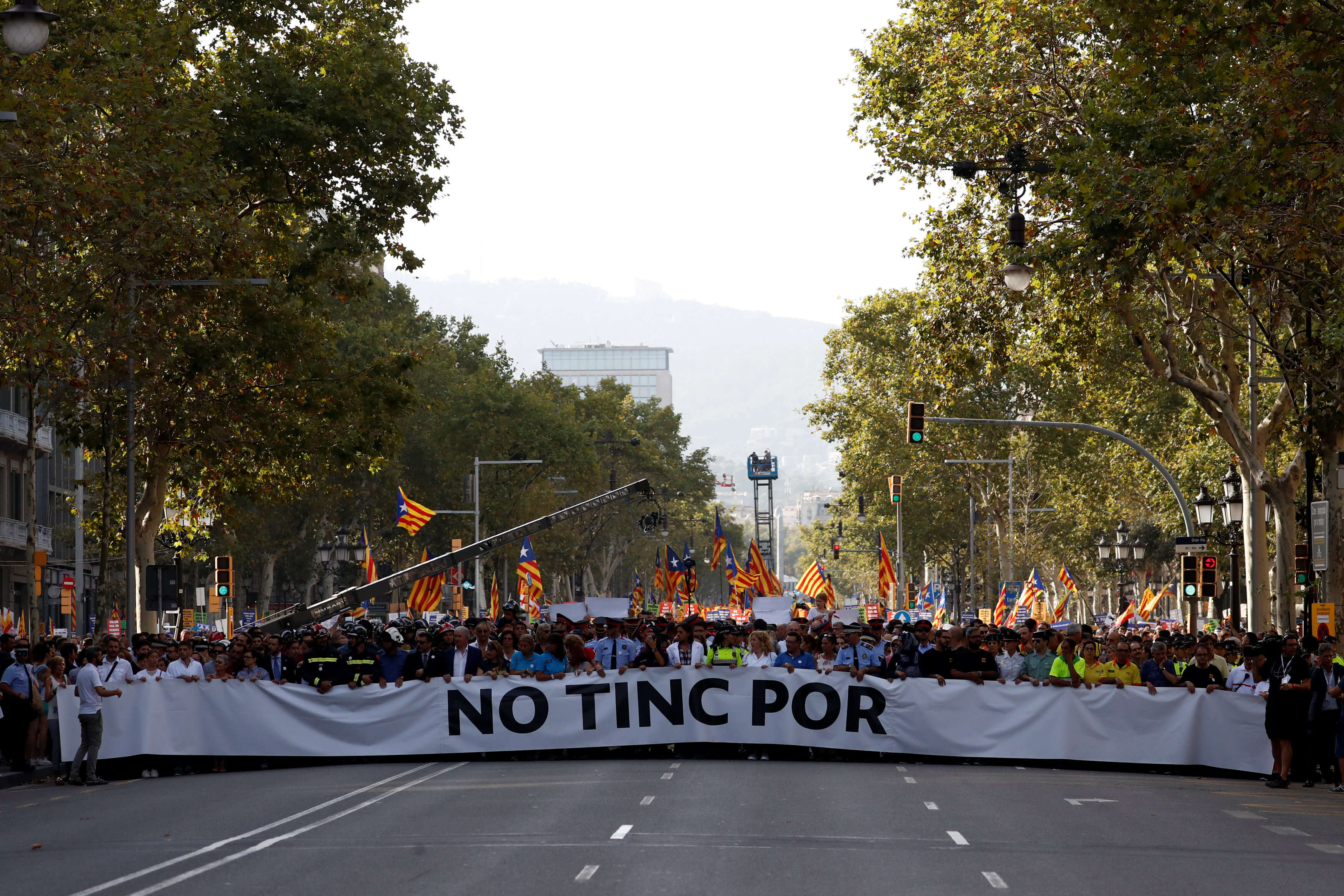 Derriere la banderole de tete << No tinc por >> (<< Je n'ai pas peur >>, en catalan), le premier rang est reserve aux representants des collectifs qui, des la premiere minute, s'etaient occupes des victimes.