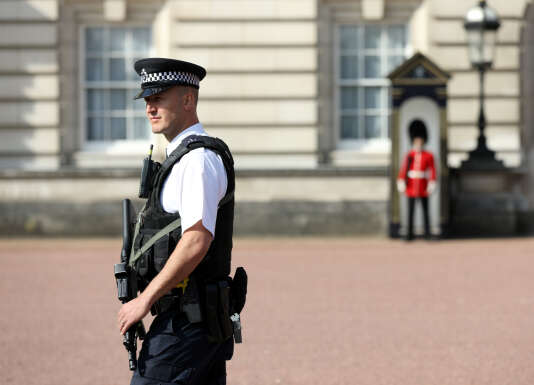Un policier a Buckingham Palace, a Londres, le samedi 26 aout 2017.