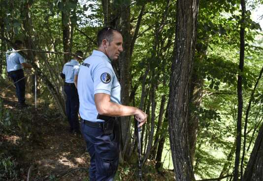 Des gendarmes opèrent une battue dans le secteur de Pont-de-Beauvoisin, où Maëlys, 9 ans a disparu deux jours auparavant.