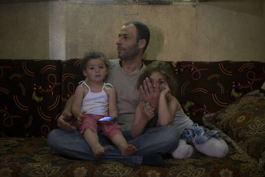 Le trafic d’organes concerne surtout les reins mais peut toucher d’autres parties du corps. Jaul, ici en 2014, au Liban, avec ses filles, a vendu sa cornée, notamment pour soigner l’asthme de l’une d’elles.
