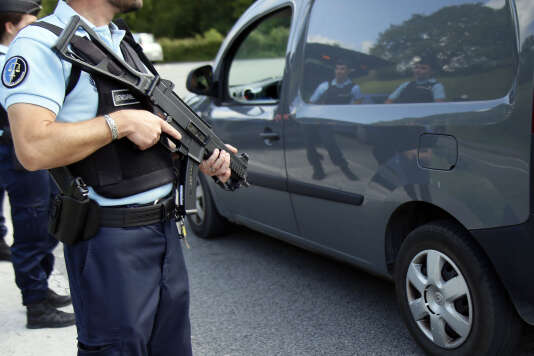Des gendarmes français procèdent à des contrôles d’identité à Dantxaria, à la frontière franco-espagnole, le 19 août.