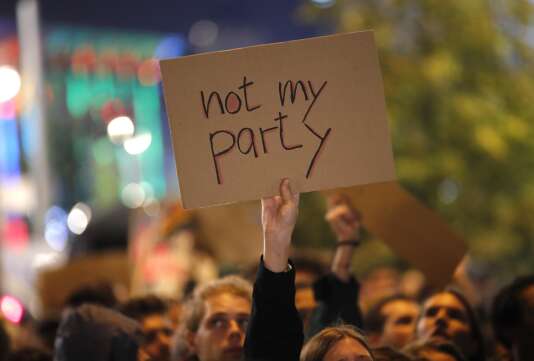 A Berlin, des manifestants protestent contre l’AfD après les élections législatives en Allemagne, le 24 septembre.
