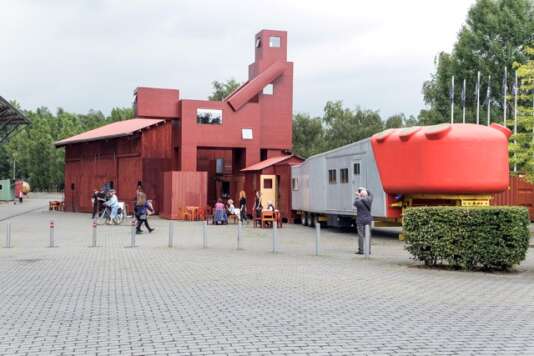 L’installation « Domestikator » de la coopérative néerlandaise Atelier Van Lieshout , à Bochum (Allemagne), dans le cadre de la Ruhrtriennale.