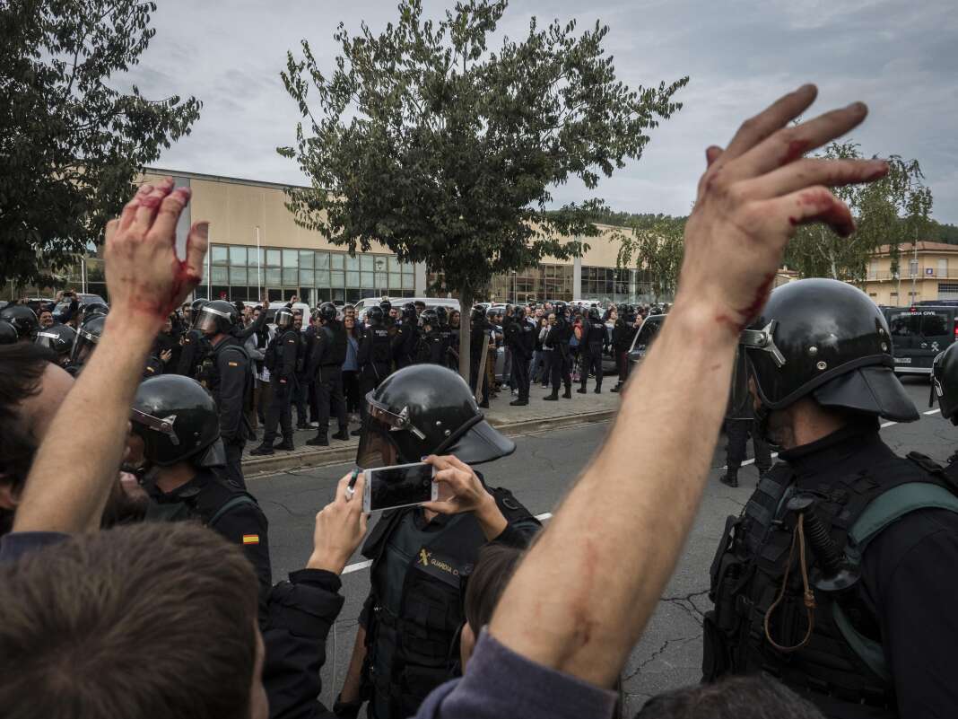 Les forces de l’ordre affrontent les manifestants, à St Julia de Ramis dans la province de Gérone (Catalogne), le 1er octobre.