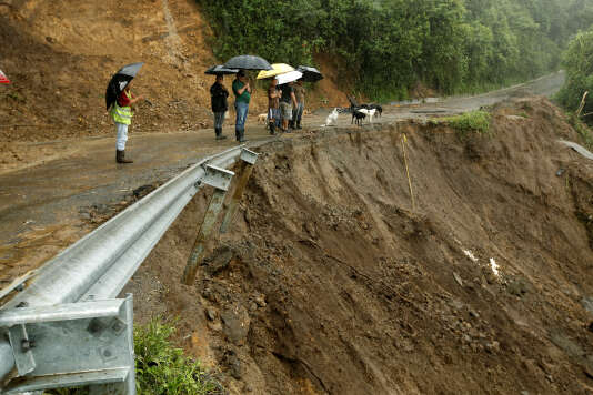 Des habitants observent une route endommagée par les pluies torrentielles de la tempête Nate qui frappe le Costa Rica, à El Llano de Alajuelita, le 5 octobre 2017.